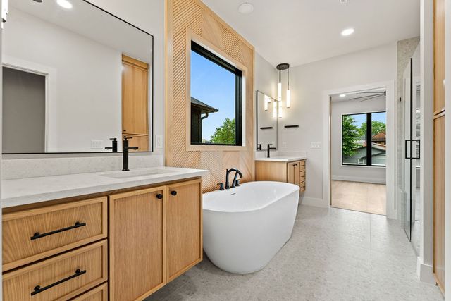 617 SW 2nd Street, Bentonville, AR 72712