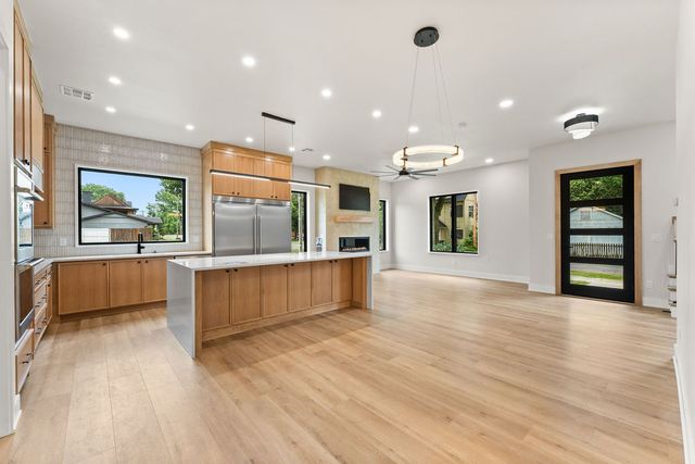 617 SW 2nd Street, Bentonville, AR 72712