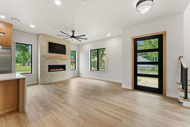 617 SW 2nd Street, Bentonville, AR 72712