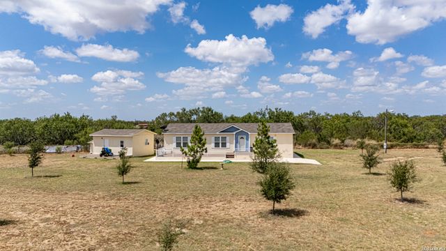 156 County Road 7752, Devine, TX 78016