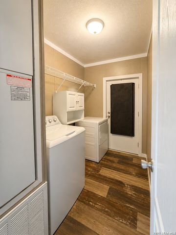 156 County Road 7752, Devine, TX 78016