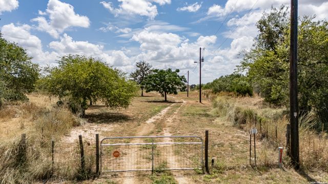 156 County Road 7752, Devine, TX 78016