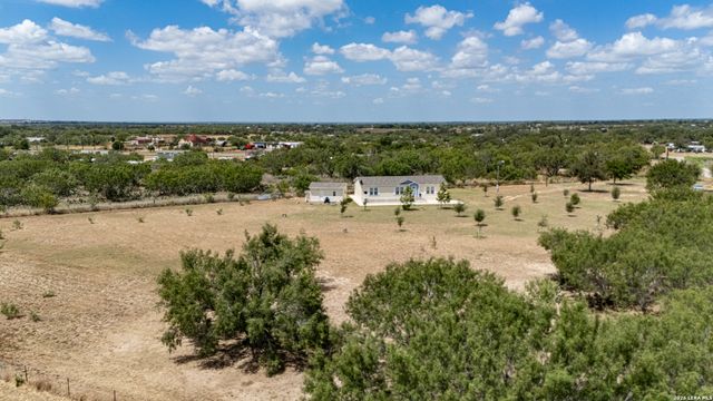 156 County Road 7752, Devine, TX 78016