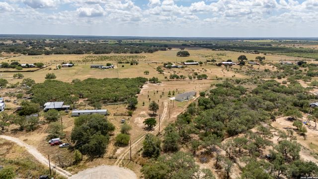 156 County Road 7752, Devine, TX 78016