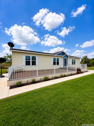 156 County Road 7752, Devine, TX 78016