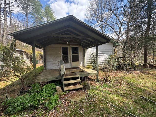 671 Greasy Creek Road, Brasstown, NC 28902