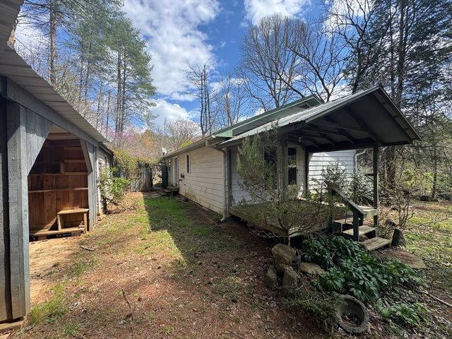 671 Greasy Creek Road, Brasstown, NC 28902