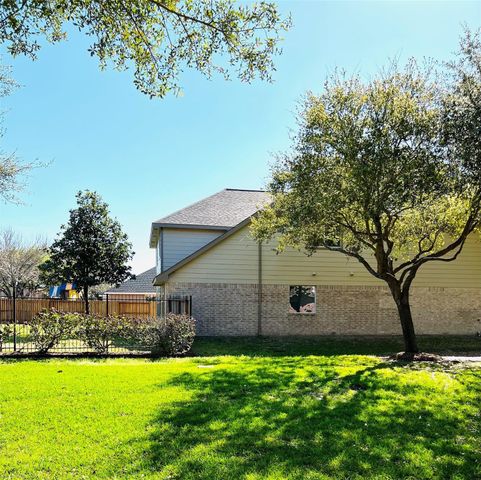8426 Woodland Knoll Lane, Cypress, TX 77433
