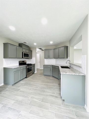 8426 Woodland Knoll Lane, Cypress, TX 77433
