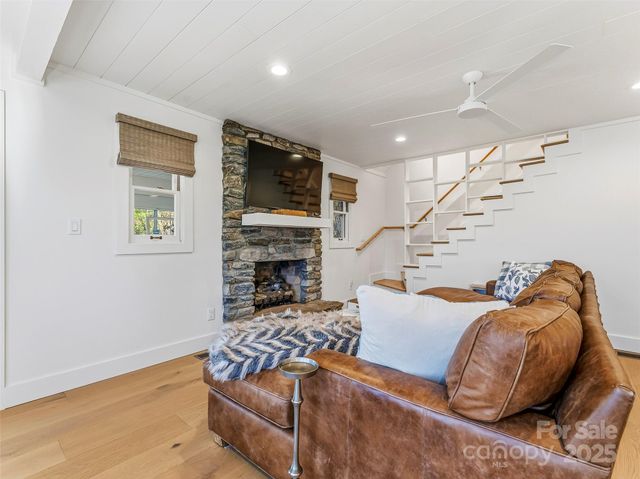 40 Toxaway Landing Drive, Lake Toxaway, NC 28747