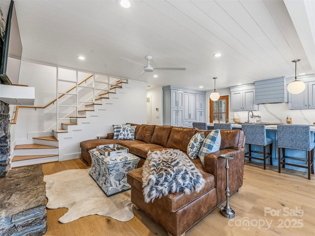 40 Toxaway Landing Drive, Lake Toxaway, NC 28747