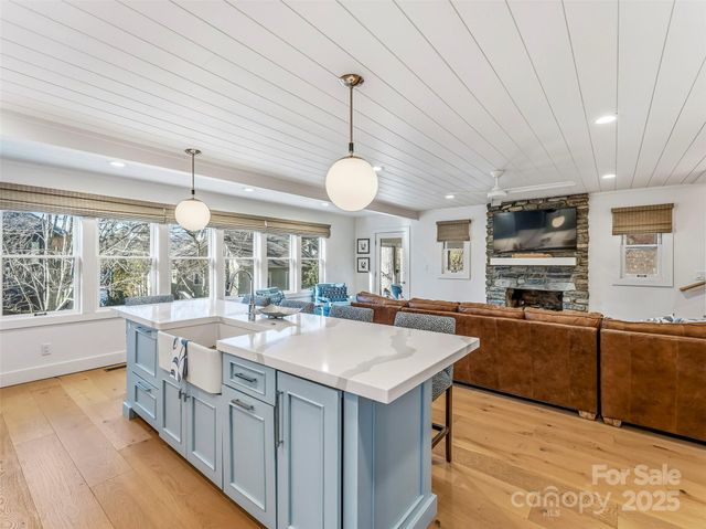 40 Toxaway Landing Drive, Lake Toxaway, NC 28747