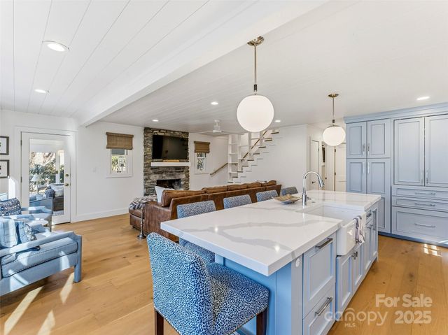 40 Toxaway Landing Drive, Lake Toxaway, NC 28747