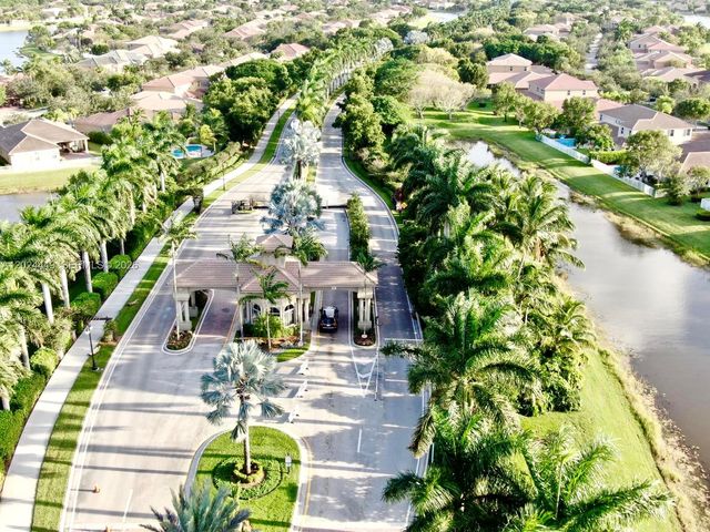 4486 W Whitewater Ave, Weston, FL 33332