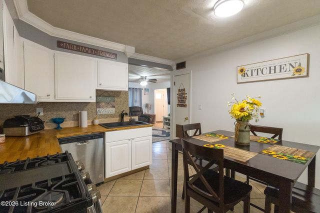 7209 Watson Ln, Louisville, KY 40272