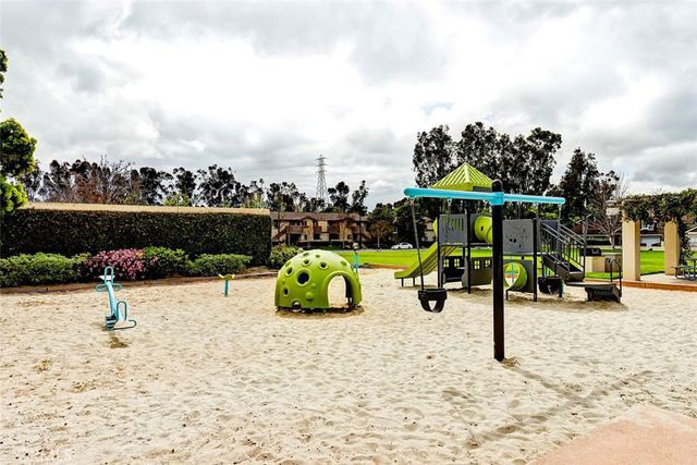99 Rockwood 50, Irvine, CA 92614