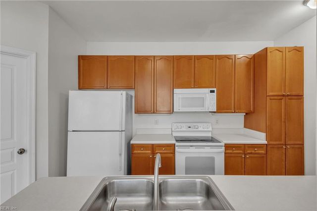 5872 Ludington DR, Virginia Beach, VA 23464