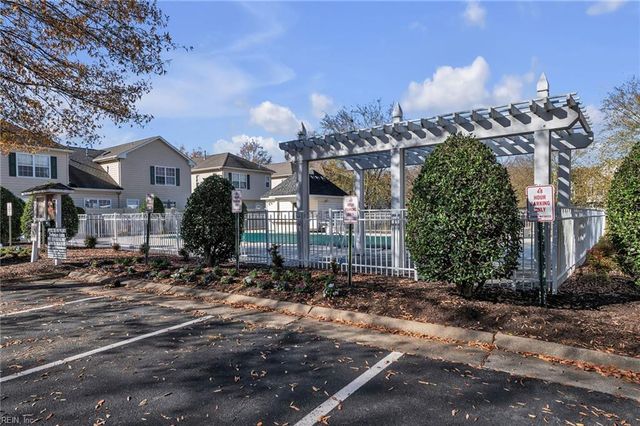 5872 Ludington DR, Virginia Beach, VA 23464