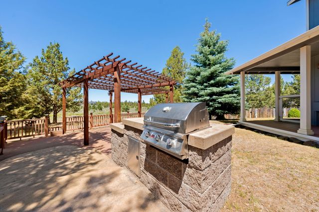 70325 Club Road, Sisters, OR 97759