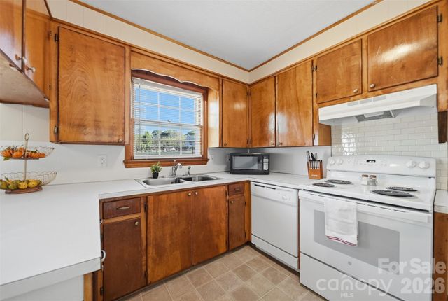 184 Edgegreen Court, Taylorsville, NC 28681