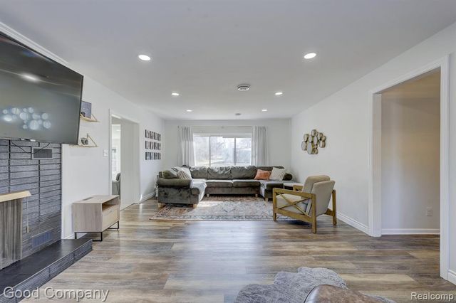 4896 Chicago Road, Warren, MI 48092