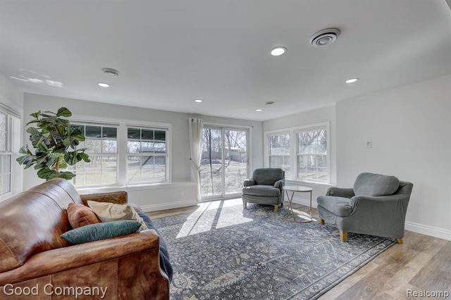 4896 Chicago Road, Warren, MI 48092