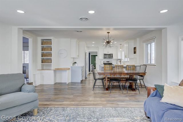 4896 Chicago Road, Warren, MI 48092