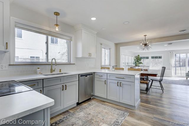 4896 Chicago Road, Warren, MI 48092