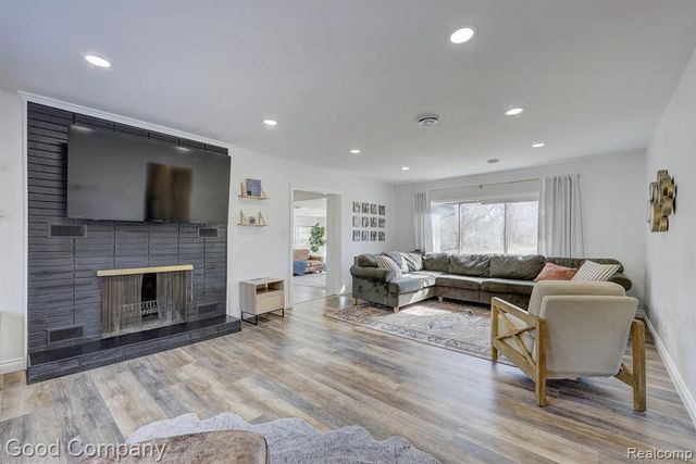 4896 Chicago Road, Warren, MI 48092