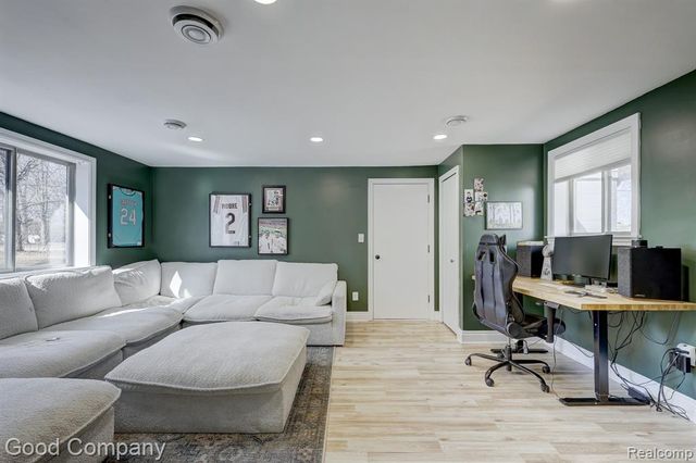 4896 Chicago Road, Warren, MI 48092