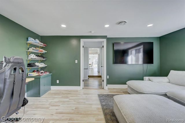 4896 Chicago Road, Warren, MI 48092