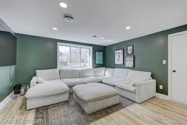 4896 Chicago Road, Warren, MI 48092