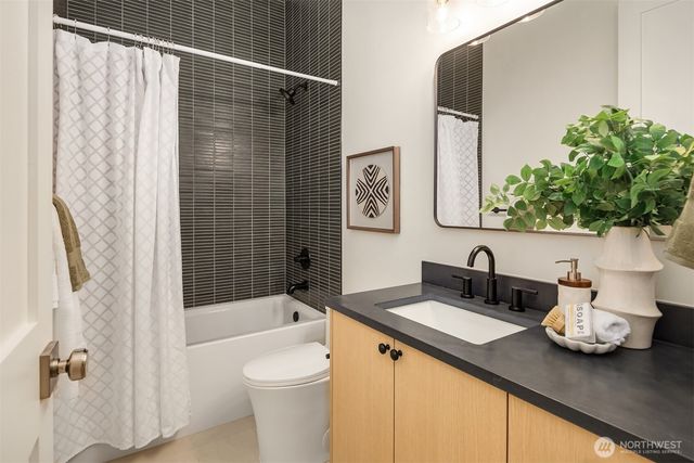 809 166th Avenue NE, Bellevue, WA 98008