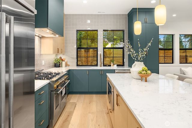 809 166th Avenue NE, Bellevue, WA 98008