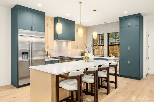 809 166th Avenue NE, Bellevue, WA 98008