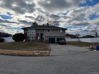 6 Bark Court, Deer Park, NY 11729