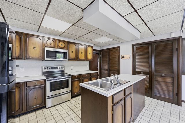 585 Armory St, Springfield, MA 01104