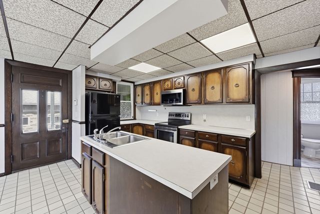 585 Armory St, Springfield, MA 01104