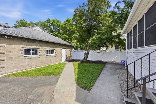 585 Armory St, Springfield, MA 01104
