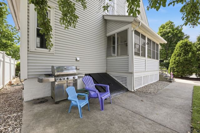 585 Armory St, Springfield, MA 01104