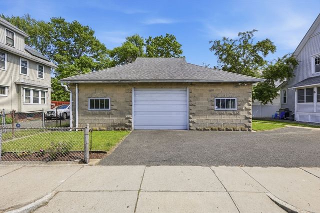 585 Armory St, Springfield, MA 01104