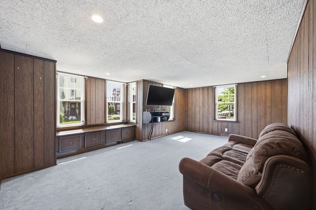 585 Armory St, Springfield, MA 01104