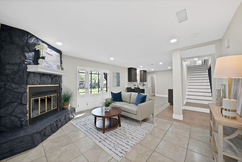 1213 Walker Drive, Hurst, TX 76053