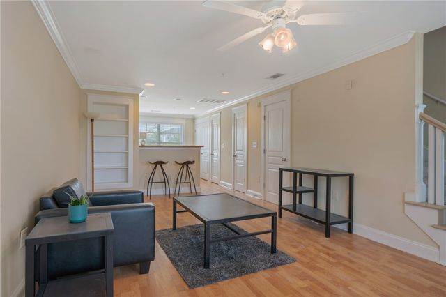 1725 Harvey Mitchell 2123, College Station, TX 77840