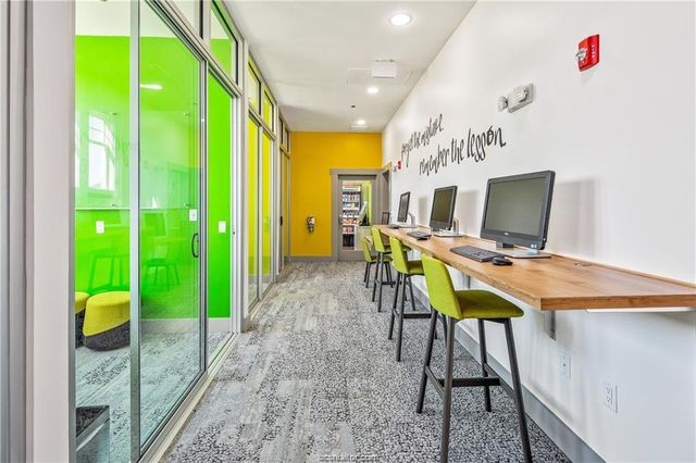 1725 Harvey Mitchell 2123, College Station, TX 77840