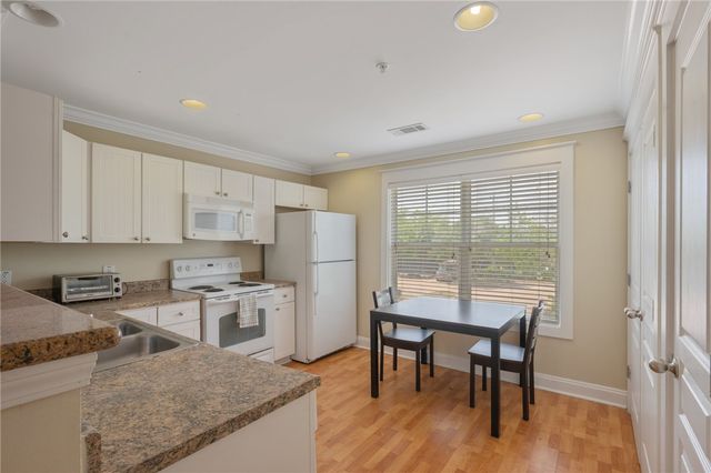 1725 Harvey Mitchell 2123, College Station, TX 77840