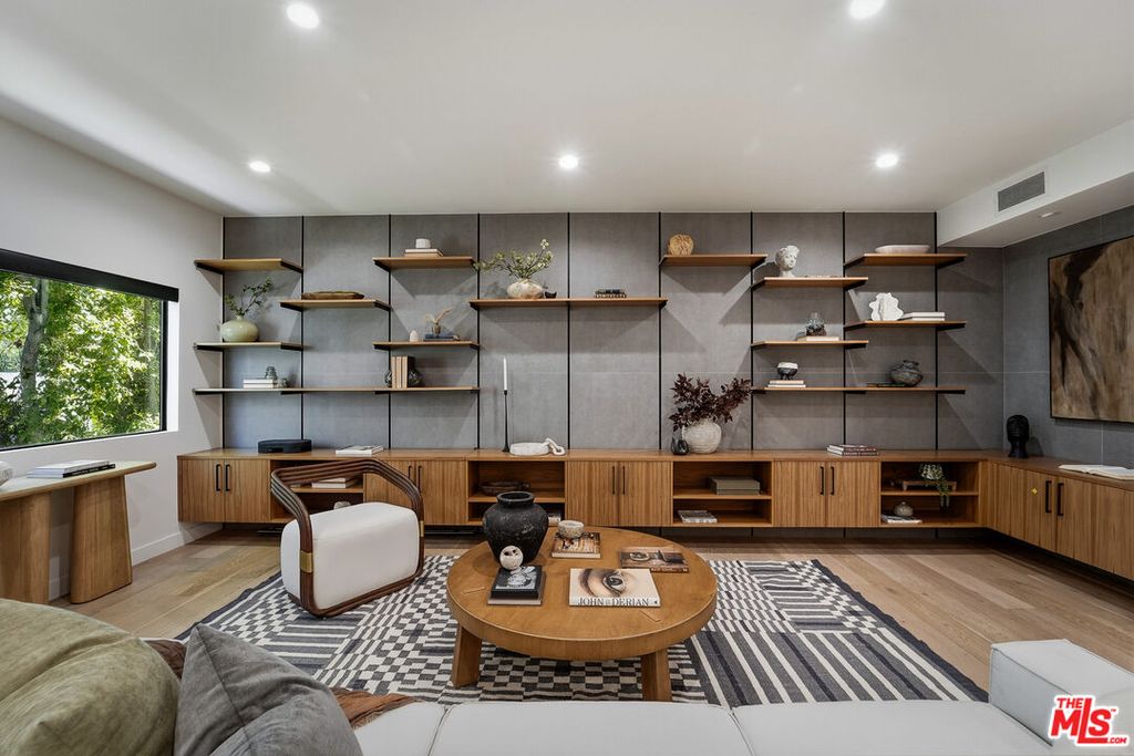 Image 1 of property listing at 234 S Tower Dr, Unit 4, Beverly Hills, CA 90211