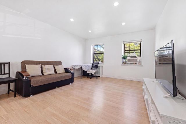 7837 Main Street 2D, Flushing, NY 11367