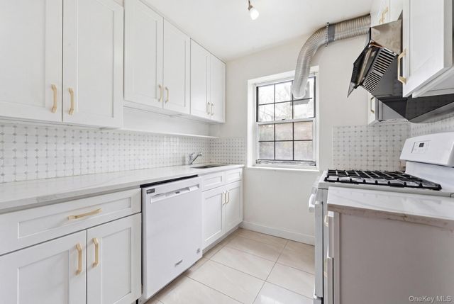 7837 Main Street 2D, Flushing, NY 11367