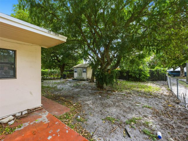 1090 NW 123rd St, North Miami, FL 33168
